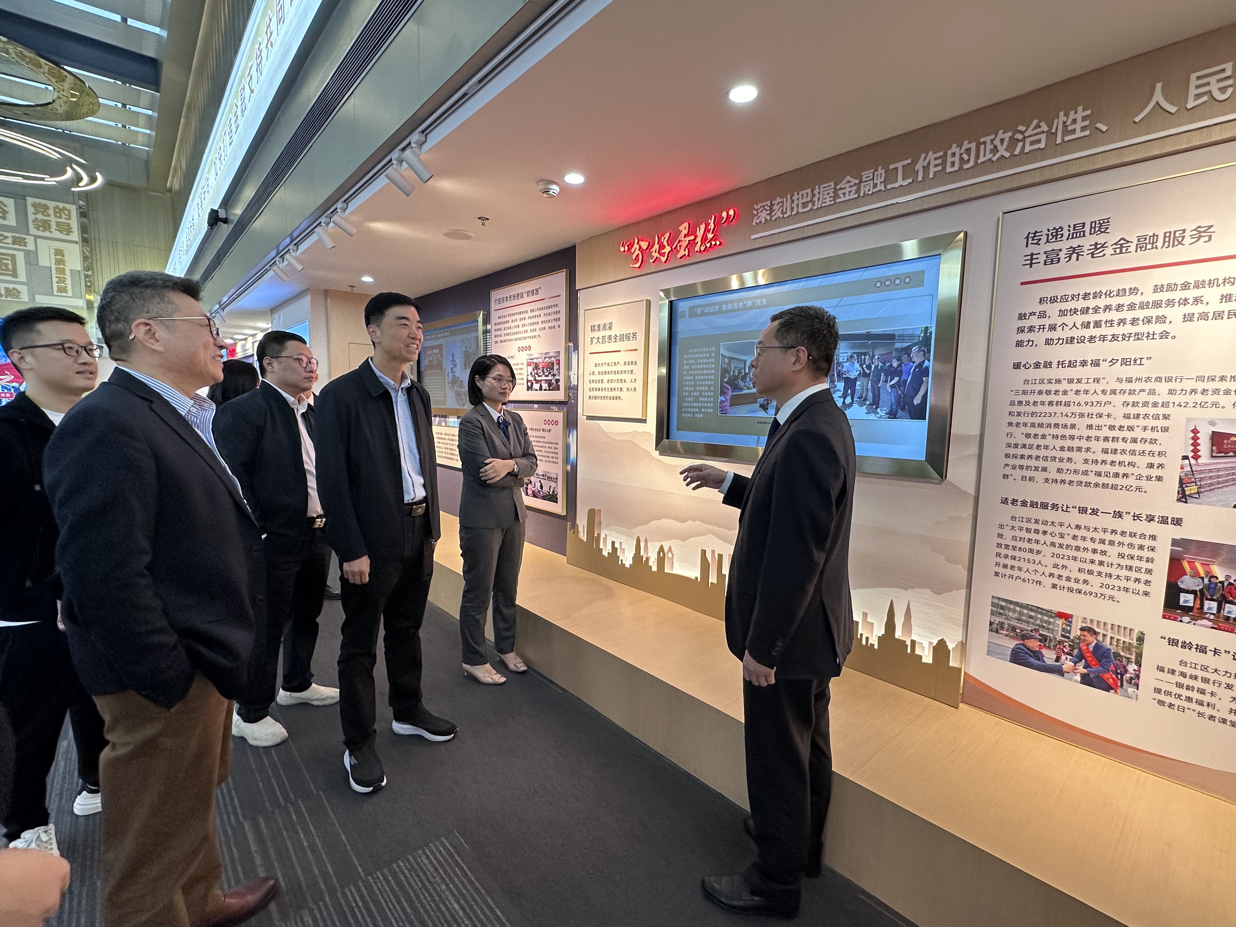 林向前向与会嘉宾介绍福州农商银行历史沿革.jpg 林向前向与会嘉宾介绍福州农商银行历史沿革.jpg